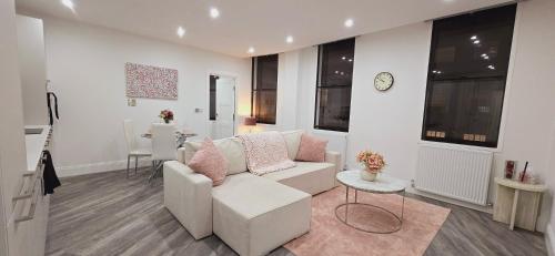 Abbey Corner by Nivaas 2 Located in the heart of the city centre 5 minute walk to train station 20 minutes to London via train