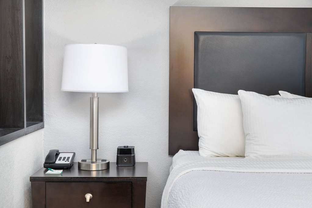 La Quinta Inn & Suites by Wyndham Atlanta Airport South - photo 8