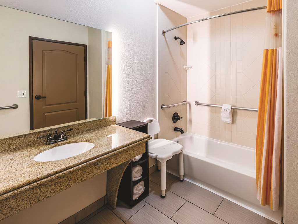 La Quinta Inn & Suites by Wyndham Dallas Grand Prairie South - photo 22