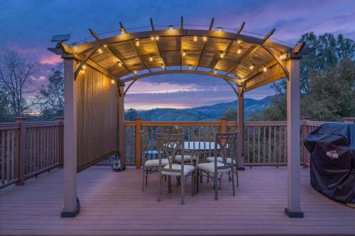 Sunset Lookout Mountain villa Meadows Gazebo — 4-Star Luxury Hotel in Coarsegold, United States