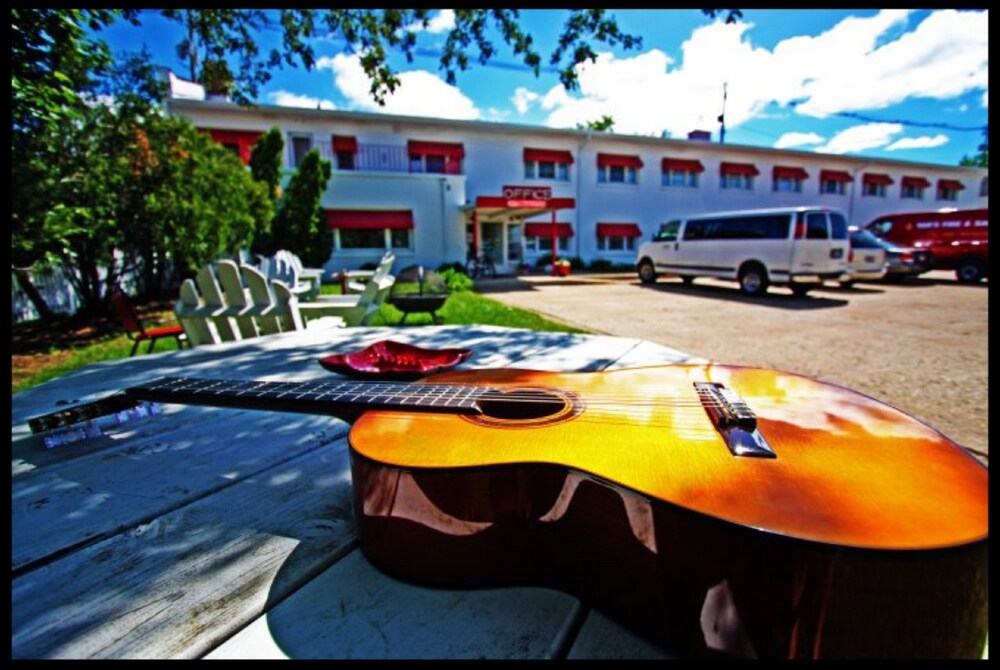 Holiday Music Motel — Sturgeon Bay