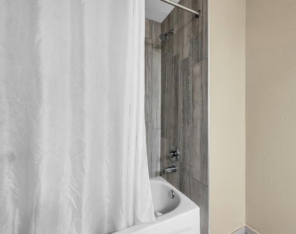 Quality Inn Roseville Detroit North - photo 14