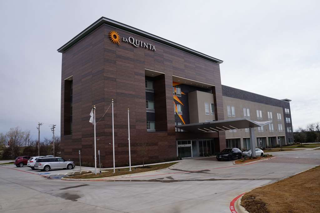 La Quinta Inn & Suites by Wyndham Lewisville - photo 5