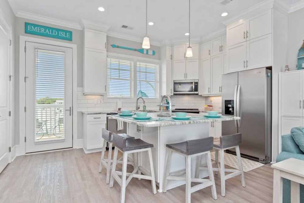 Luxury Beach Condo 5 Min Walk to Beach & Shops — 4-Star Luxury Hotel in Emerald Isle, United States