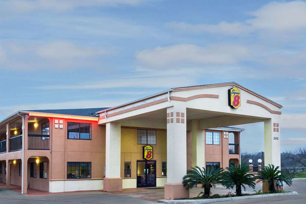 Super 8 by Wyndham San Antonio Riverwalk Area - photo 2