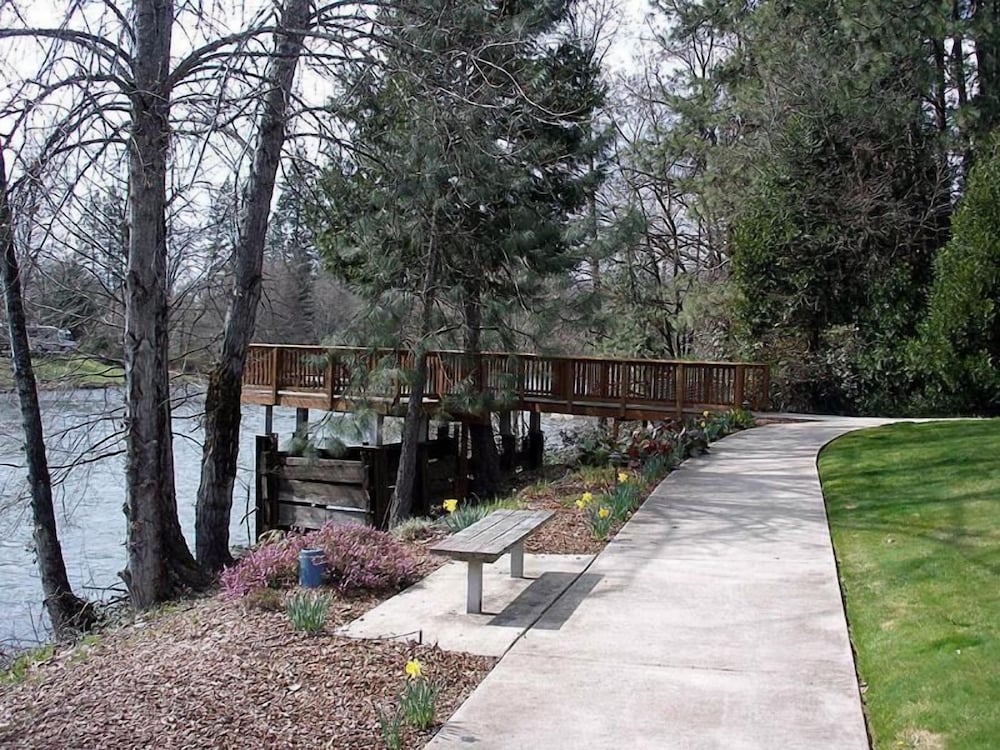 Edgewater Inn Shady Cove - photo 30