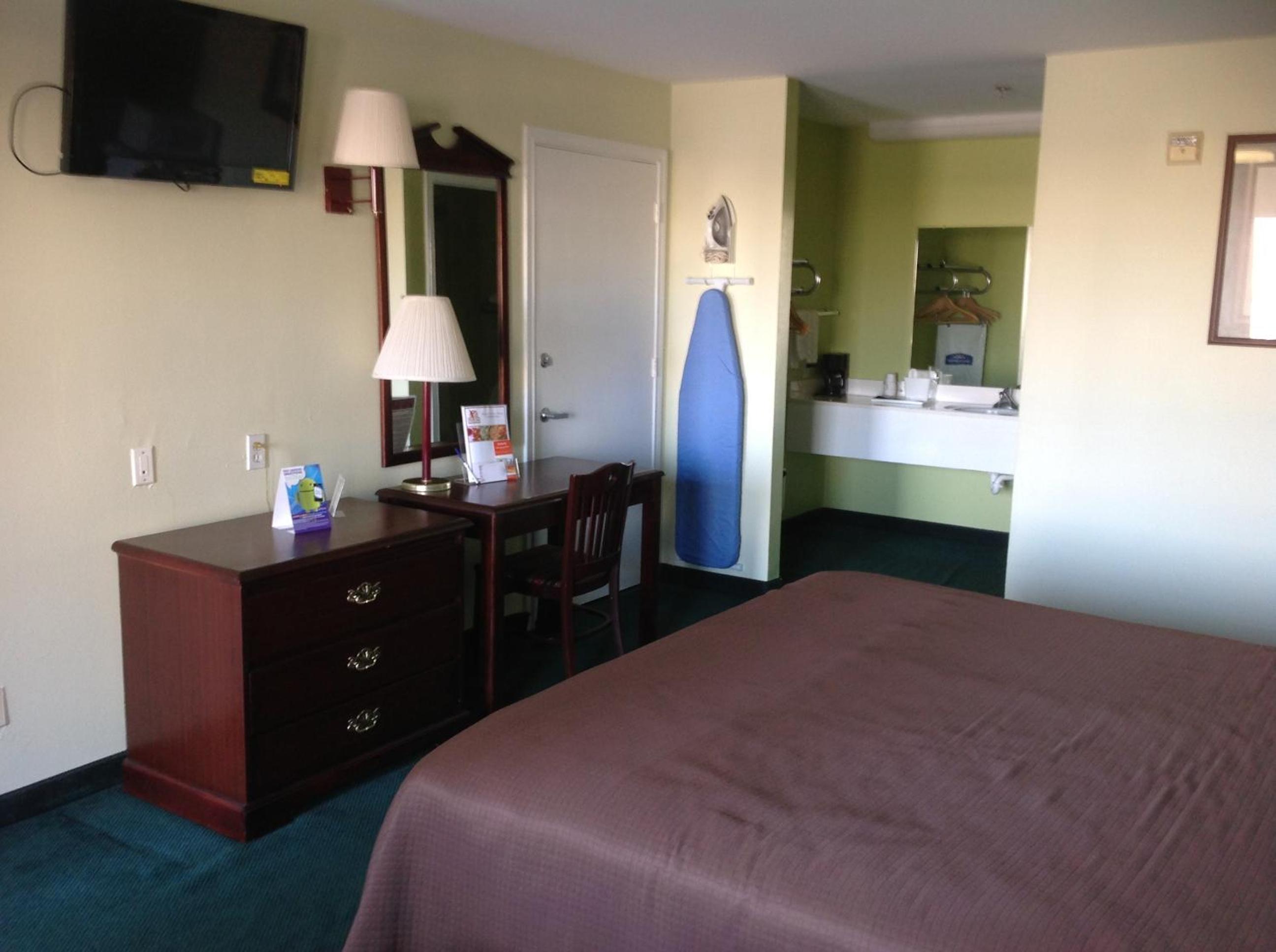 Howard Johnson by Wyndham Grand Prairie Near Lone Star Park - photo 20