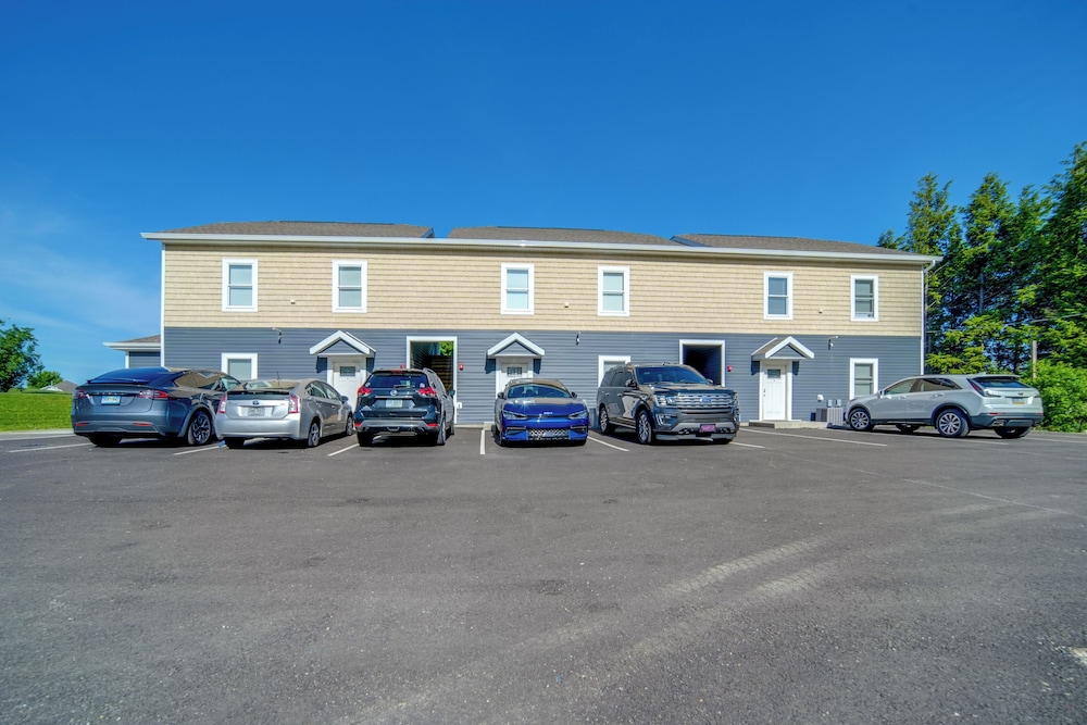 4 Mi to Lake Erie: Condo in Golf Community — 4-Star Luxury Hotel in Erie, United States