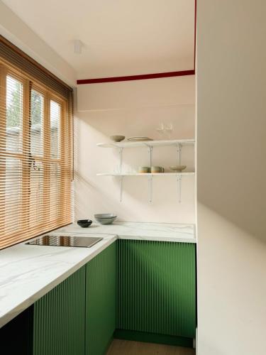 Chic Studio near Fabrika By Wehost