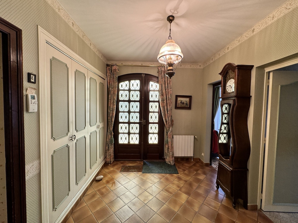 Spacious Group Stay Near Le Mans Circuit in Change, France