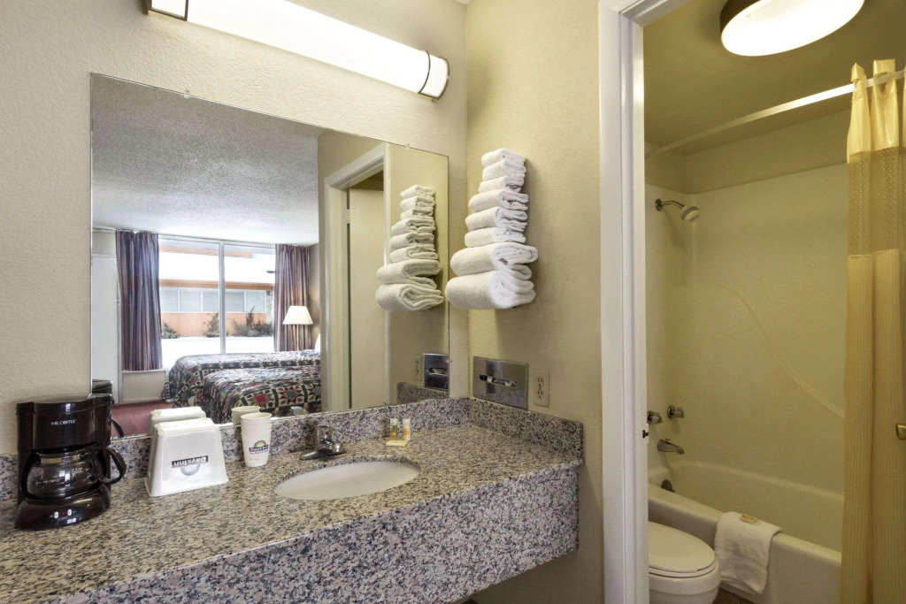 Days Inn by Wyndham White House - photo 11