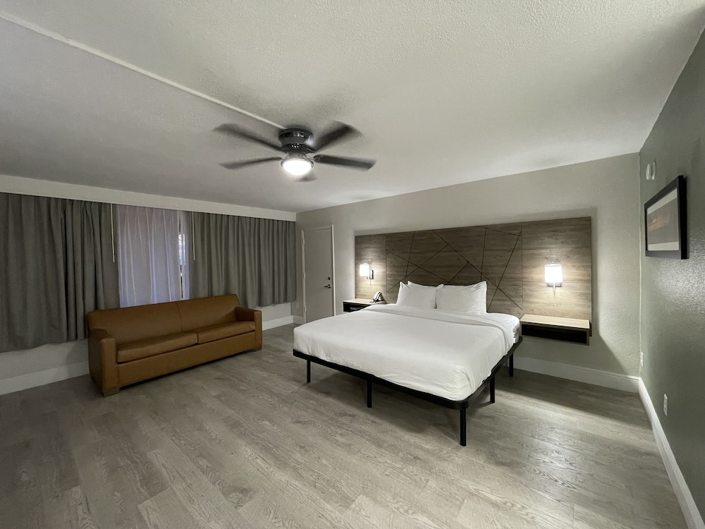 Quality Inn & Suites Airport Cruise Port Hollywood - photo 12