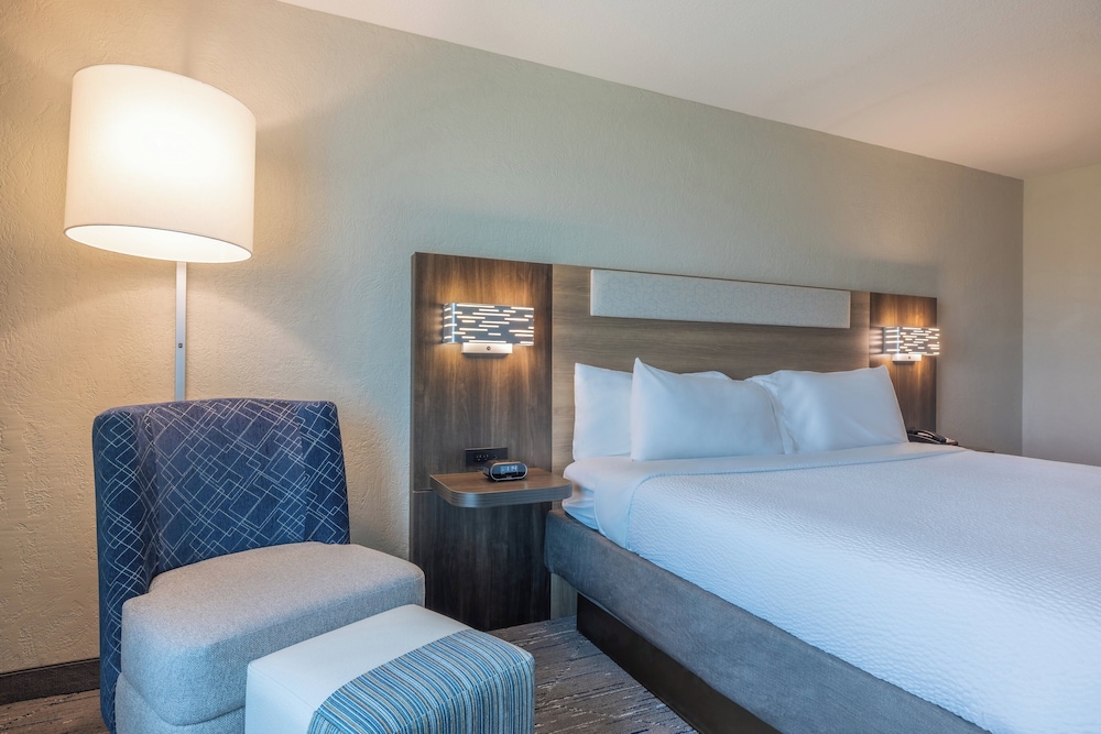 Holiday Inn Express and Suites Kansas City Airport by IHG - photo 12