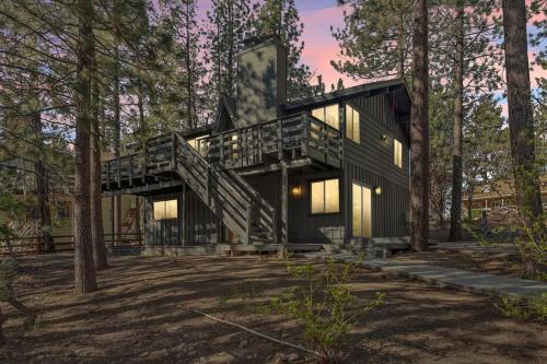 Cowboy Cabin with Lake Views — 4-Star Luxury Hotel in Big Bear Lake, United States