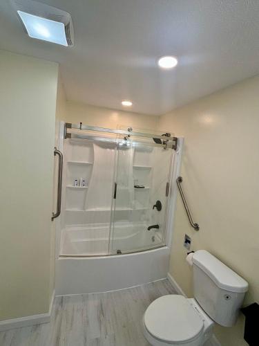 Notre Dame vs USC 5 BR Ranch Walk to Campus 2 Full Baths Game Room — 4-Star Luxury Hotel in South Bend, United States