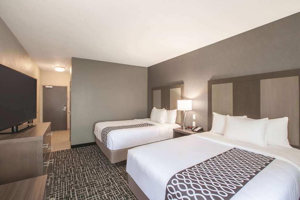 La Quinta Inn & Suites by Wyndham San Marcos Outlet Mall - photo 17