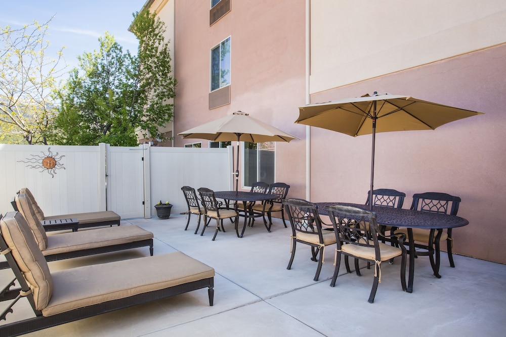 Holiday Inn Express & Suites Cedar City by IHG - photo 32
