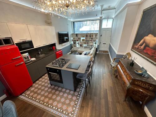 Unique Luxury Home in the heart of London. Air conditioned with private garden — 4-Star Luxury Hotel in London, United Kingdom