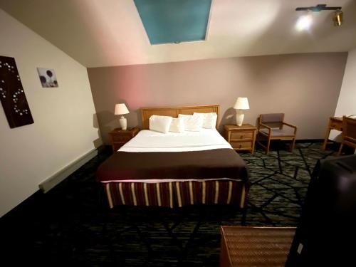 Woodlands Inn & Suites - photo 3