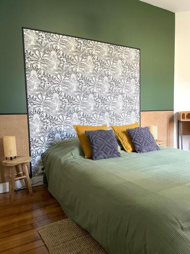 Havre de Paix Moderne Fibre Rer B Direction Paris in Fontenay-Aux-Roses, France