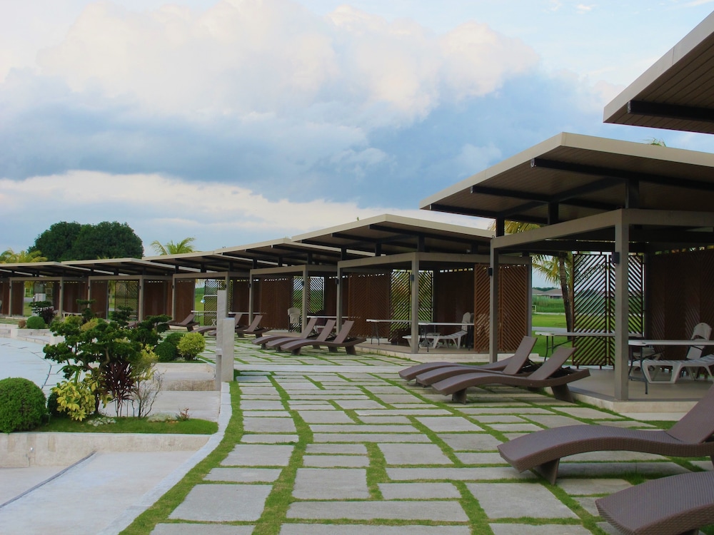 Pradera Verde - carbon neutral hotel in Lubao