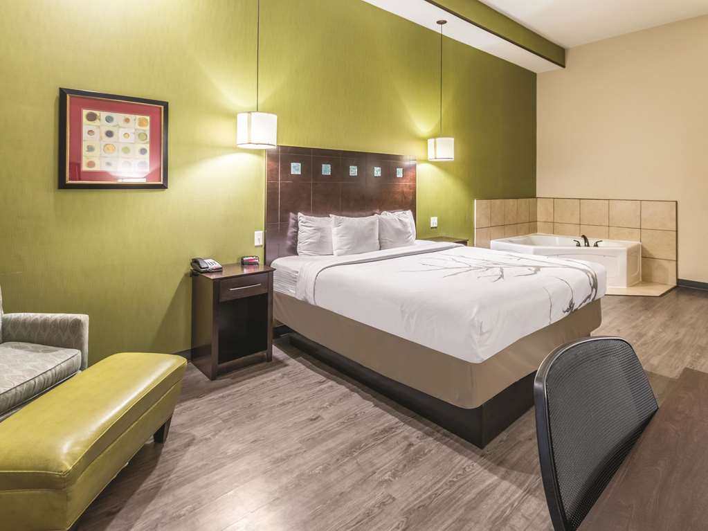 La Quinta Inn & Suites by Wyndham Dallas Grand Prairie South - photo 21