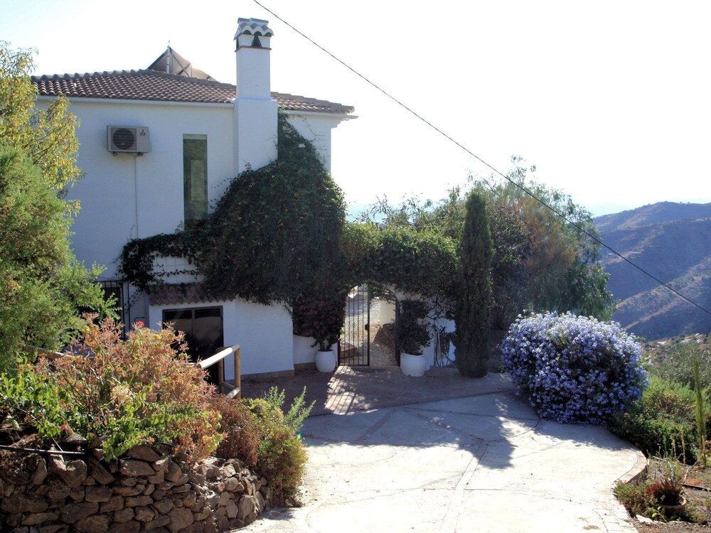 Sun Soaked Villa with Blue Waters — 4-Star Luxury Hotel in Sayalonga, Spain