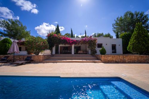 Villa Tegui is a luxury villa close to San Rafael and 10 min drive to Ibiza Town and San Antonio — 4-Star Luxury Hotel in Ibiza, Spain