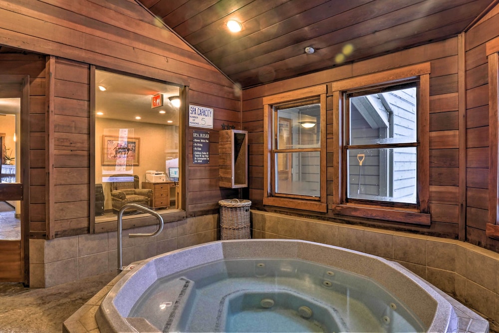 Upscale Condo w Balcony 1 2 Mi to Ski Resort - photo 13