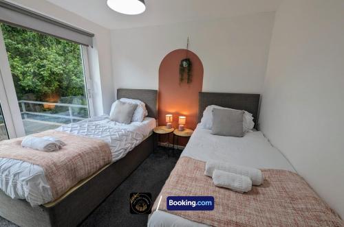 Cosy 3 Bed Home Free Parking & Wifi — 4-Star Luxury Hotel in Bolton, United Kingdom