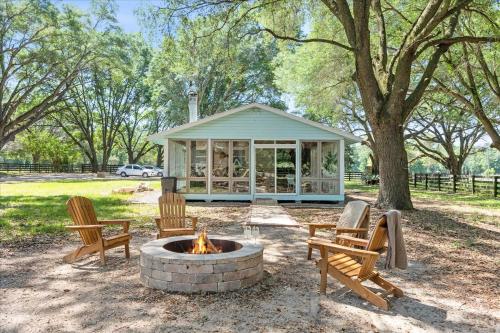 Sweetwater on the Range Cozy Cabin Firepit — 4-Star Luxury Hotel in High Springs, United States