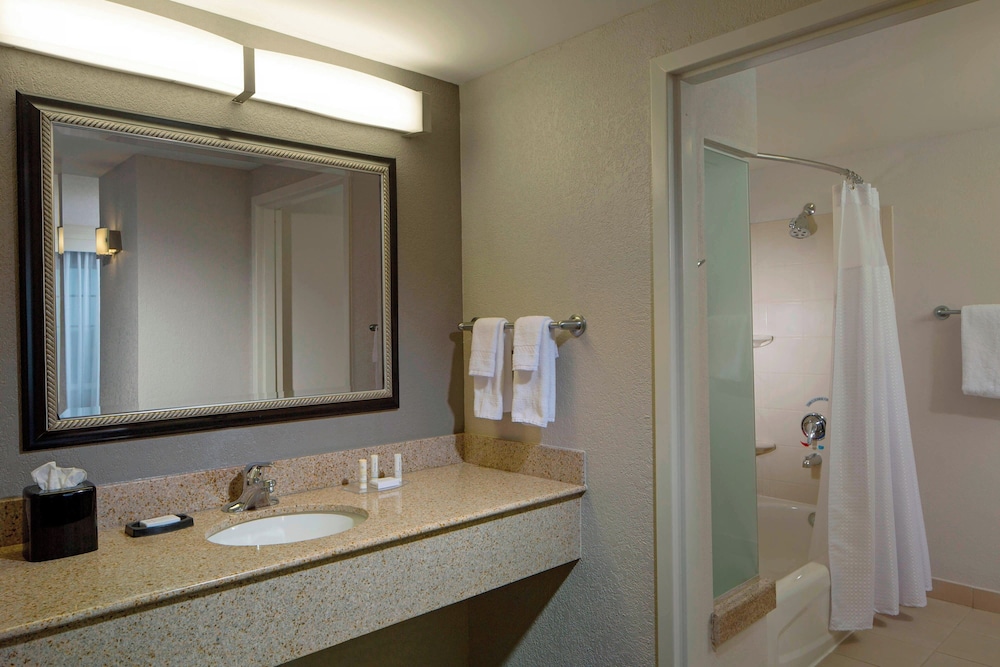 Courtyard by Marriott Fort Lauderdale Airport & Cruise Port - photo 14