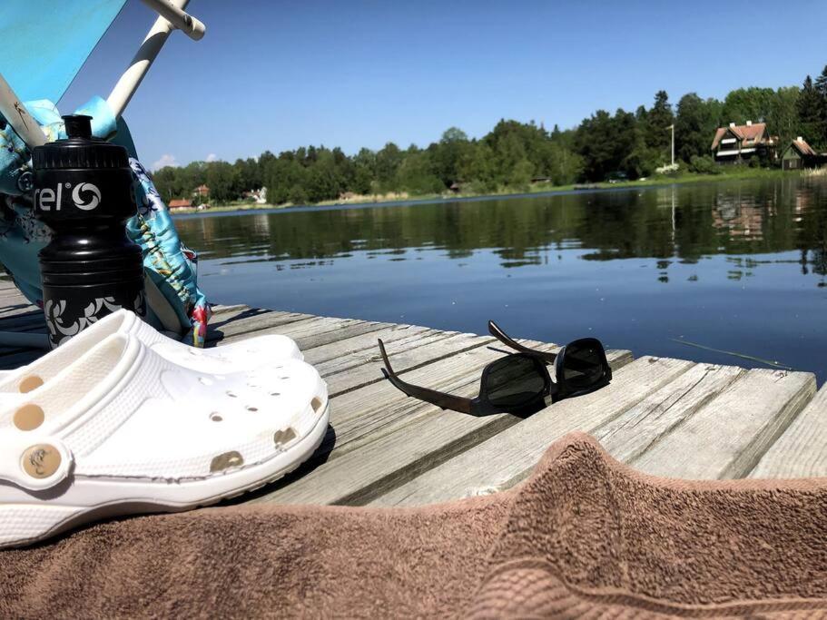 Fridfull idyll intill sjö in Uppsala, Sweden