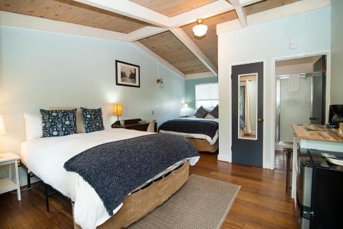 Smiley's Saloon & Hotel - photo 41