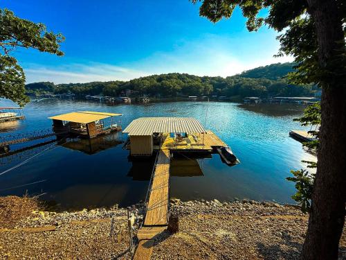 Lakefront 4BD2BADockGrillDecksFirepit 12PP — Camdenton — photo 2