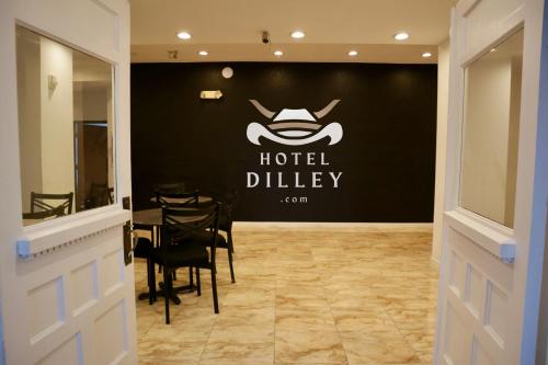 Hotel Dilley Grand - photo 20