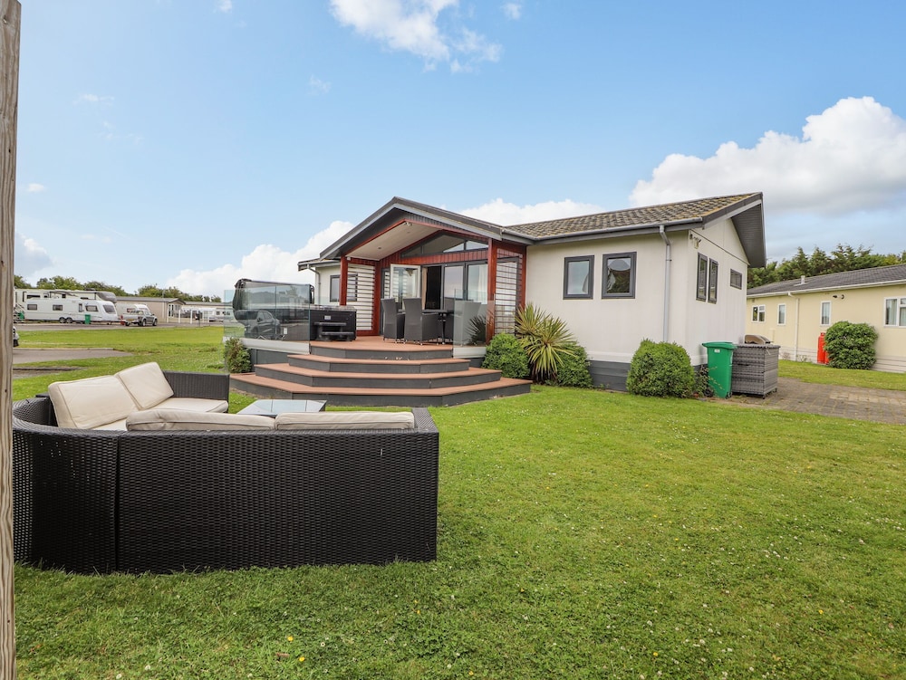Honeysuckle Lodge — 4-Star Luxury Hotel in Abergele, United Kingdom