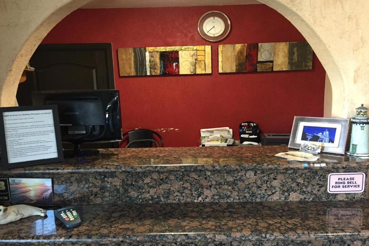 Harbor Inn & Suites - photo 10