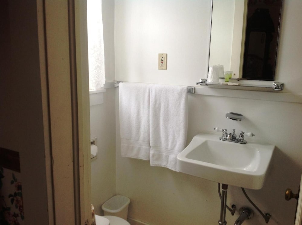 Bridgeport Inn - photo 28