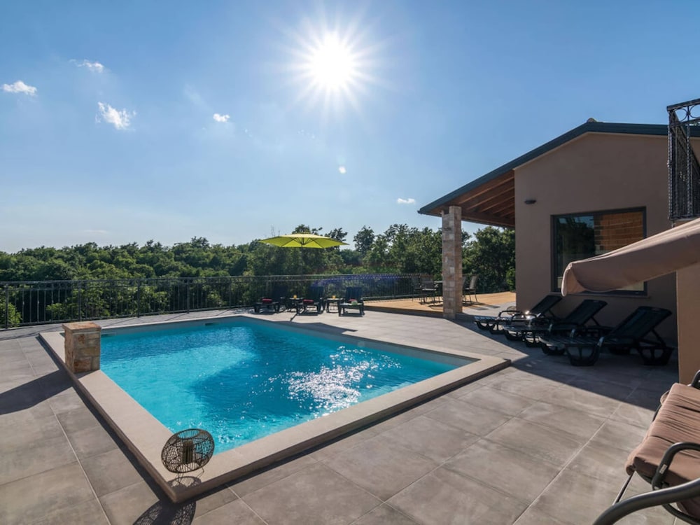 Villa Gloria — 4-Star Luxury Hotel in Marcana, Croatia