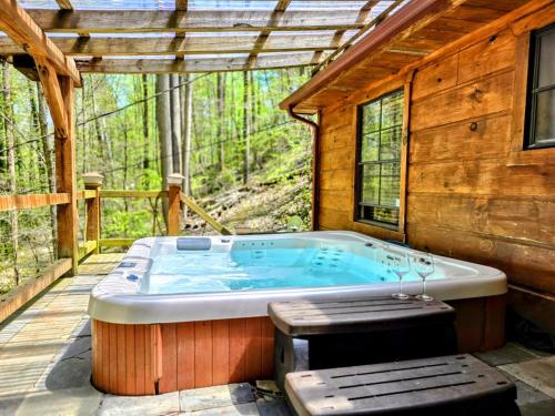 The Skinners Cabin Hot Tub Fireplace Grill — 4-Star Luxury Hotel in Townsend, United States