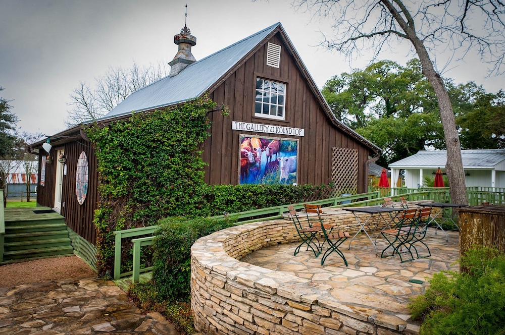 Round Top Hotel - photo 18