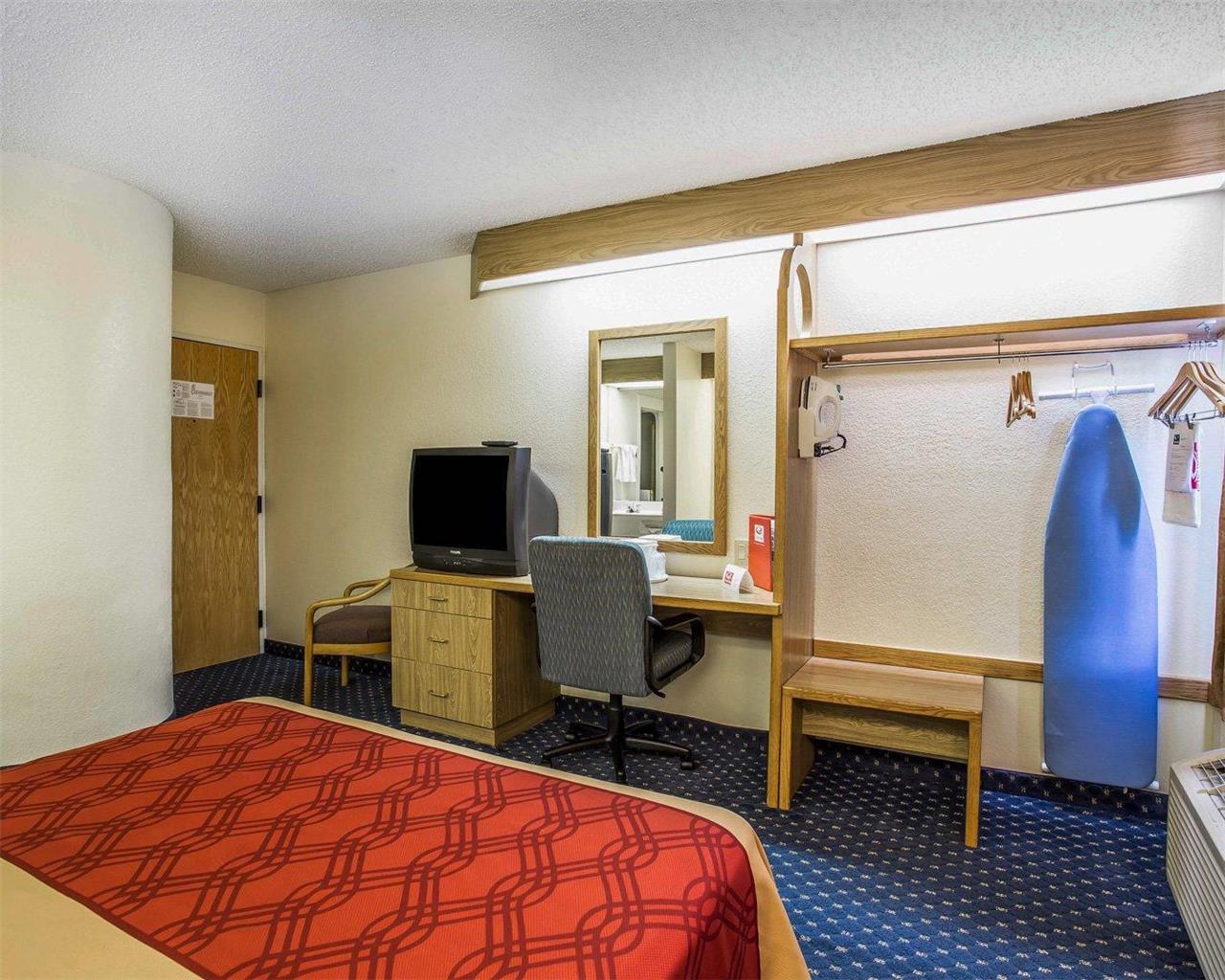Econo Lodge Denver International Airport - photo 13