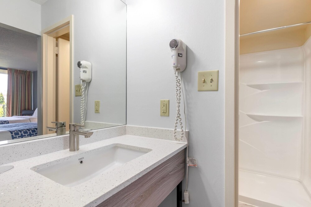 Suburban Studios Tysons Corner - photo 18