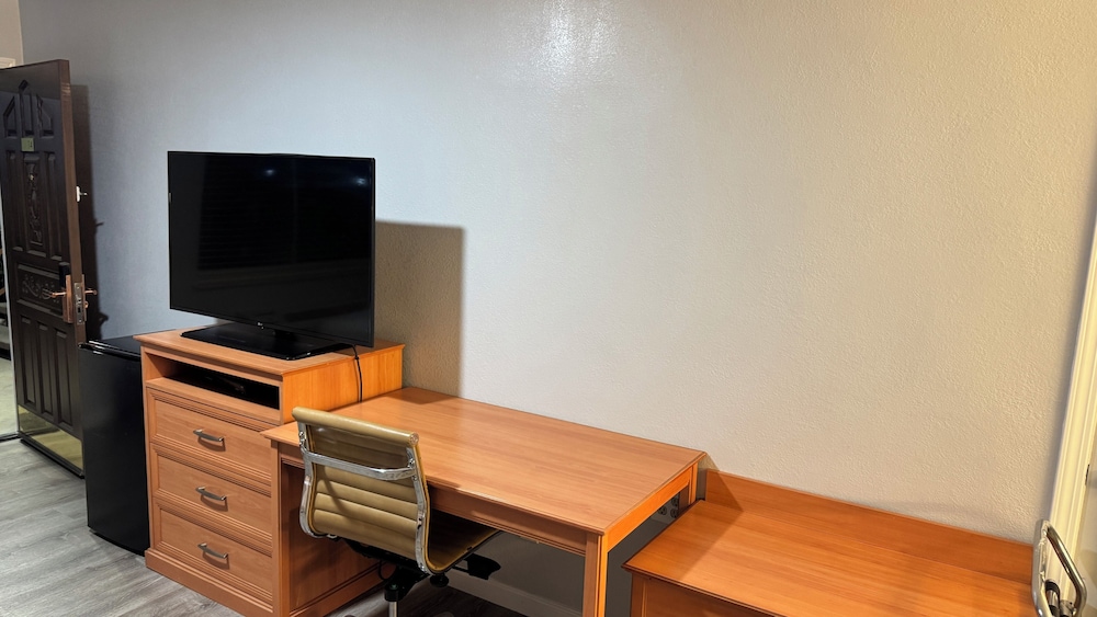 Pacific Express Inn - photo 8