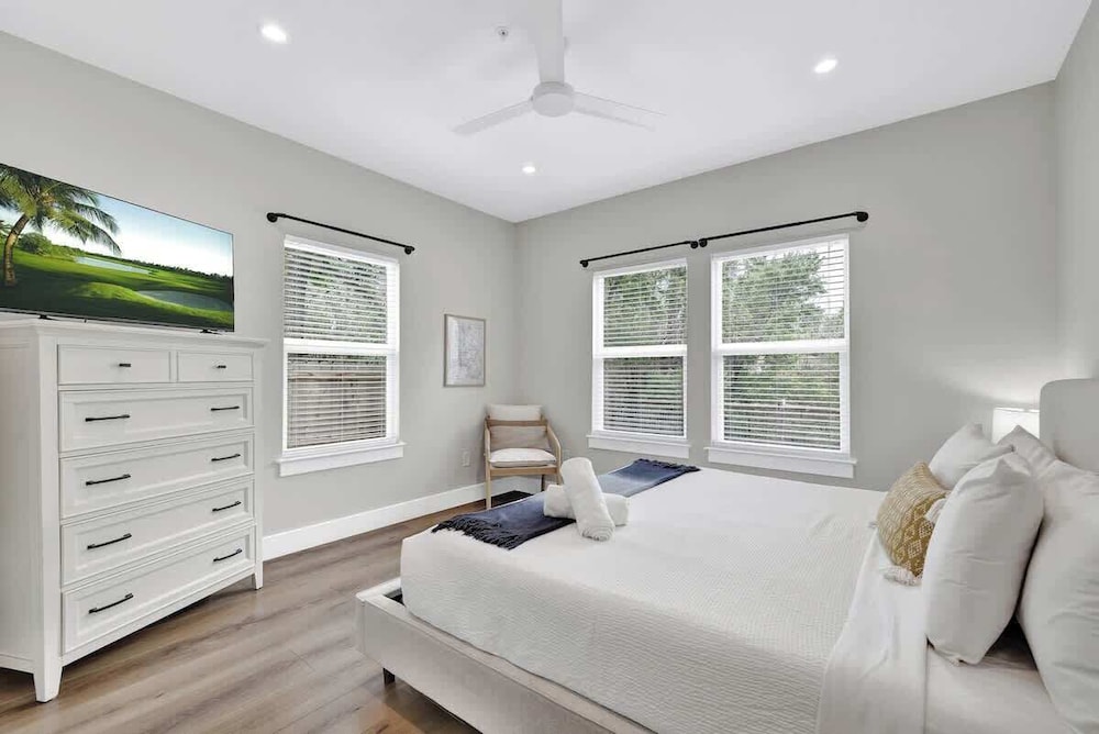 The Grove E with Hot Tub & King Bed 2 Blks To Main - photo 3