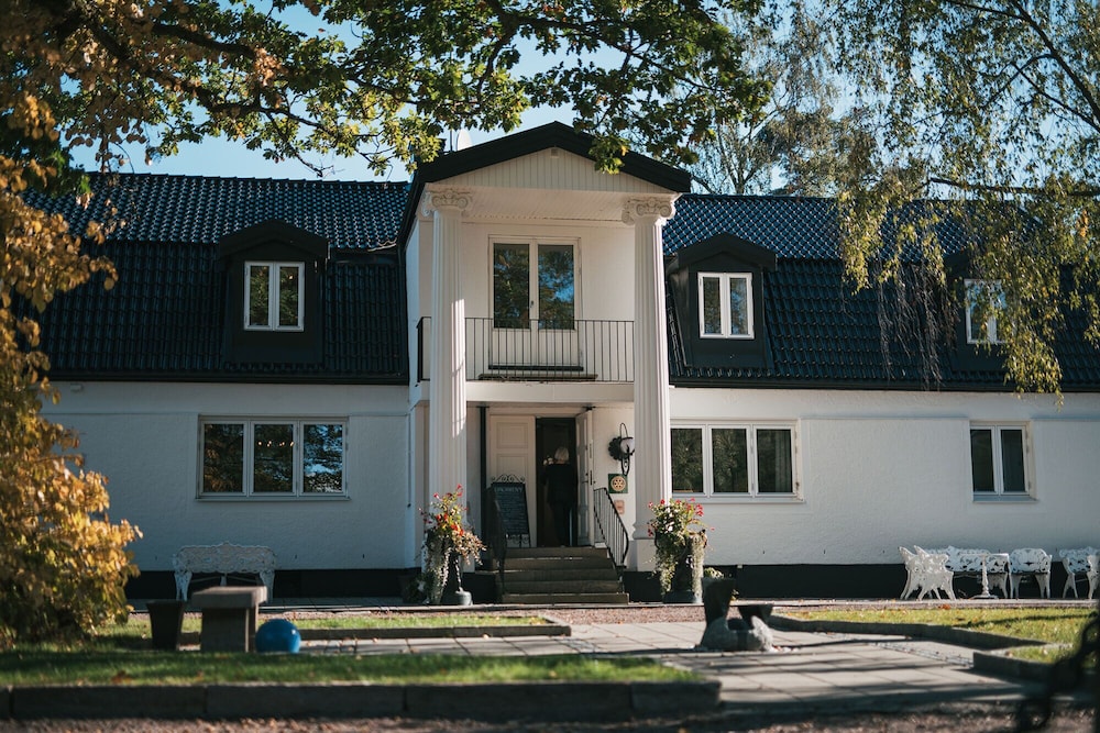 Hällsnäs Hotell & Restaurang — hotel in Moelnlycke