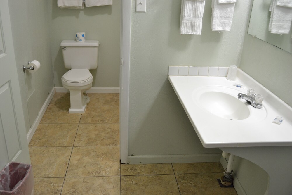 Lake Country Motel - photo 18
