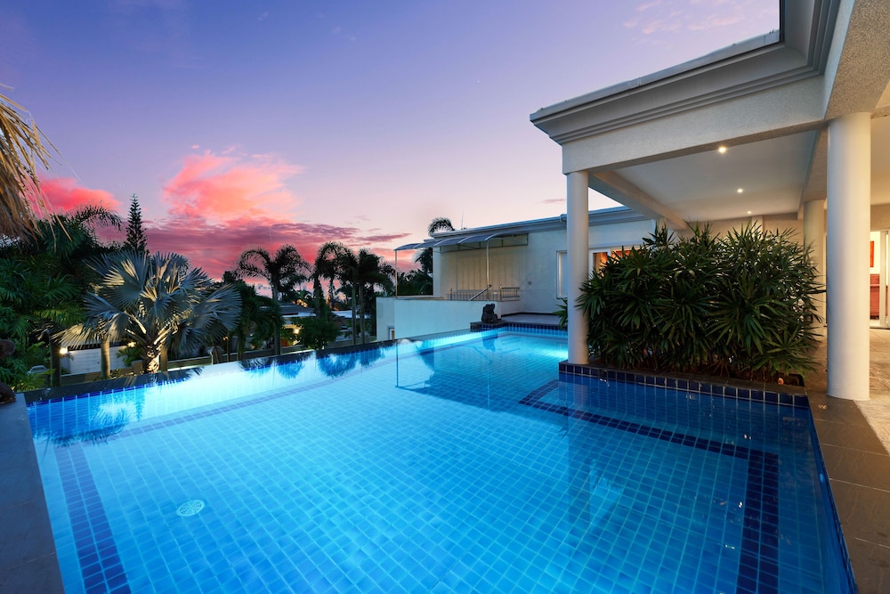 Stunning Luxury Golf and Pool Villas — 4-Star Luxury Hotel in Pattaya, Thailand