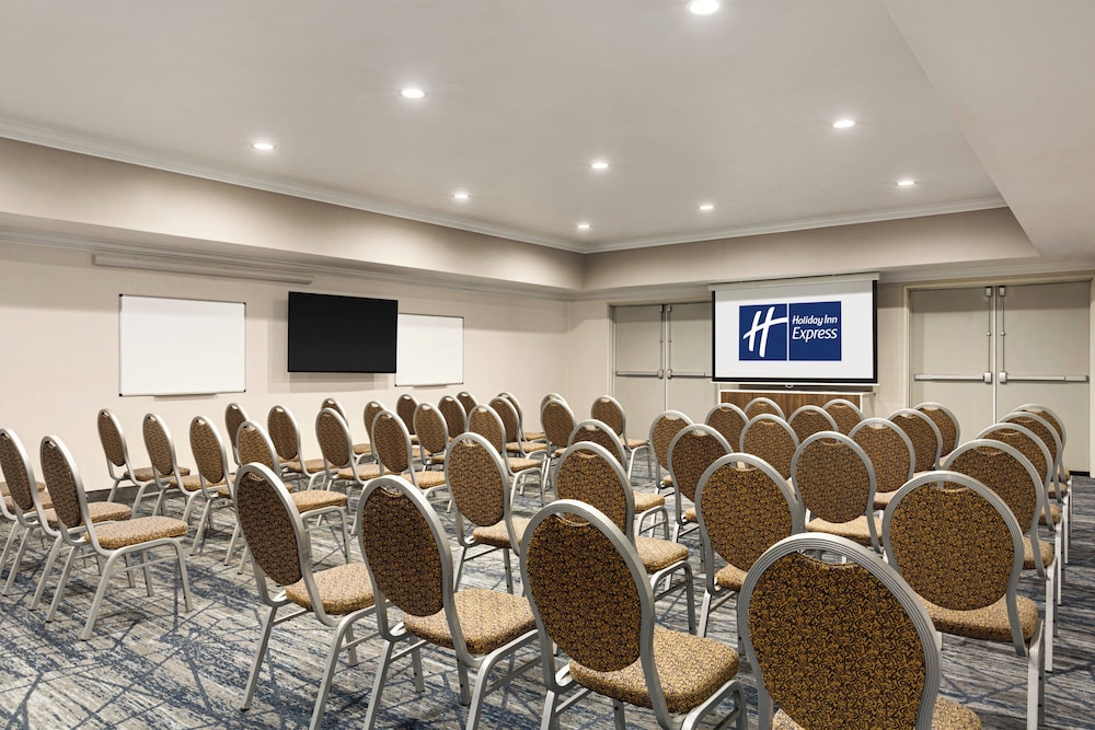 Holiday Inn Express and Suites Bakersfield Central by IHG - photo 41